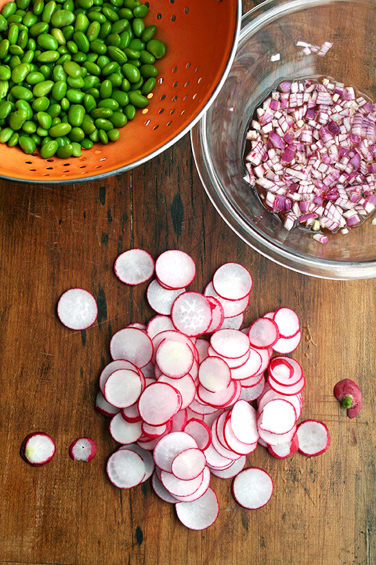 In this edamame and radish salad, radishes and edamame are in nearly equal proportion by volume, and the dressing is simple: equal parts olive oil and vinegar and a good sprinkling of salt — both the radishes and the edamame can handle it. It's a cinch to throw together. High in protein, light, colorful, satisfying — what's not to love here? And it's a great way to use up those CSA radishes to boot! // www.simonrockett.com 在这道毛豆萝卜沙拉中,萝卜和毛豆的体积比例几乎相等,酱汁也很简单:等量的橄榄油和醋,再撒上适量的盐——萝卜和毛豆都能搞定。这是轻而易举的事。高蛋白、轻盈、丰富多彩、令人满足——有什么不喜欢这里呢?这是一个很好的方法来使用这些CSA萝卜!/ / www.simonrockett.com