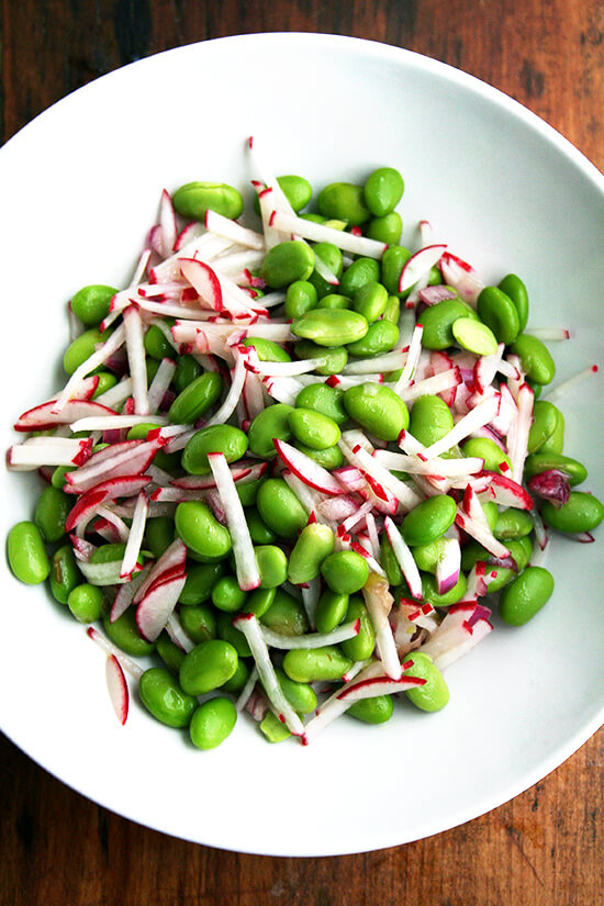 In this edamame and radish salad, radishes and edamame are in nearly equal proportion by volume, and the dressing is simple: equal parts olive oil and vinegar and a good sprinkling of salt — both the radishes and the edamame can handle it. It's a cinch to throw together. High in protein, light, colorful, satisfying — what's not to love here? And it's a great way to use up those CSA radishes to boot! // www.simonrockett.com 在这道毛豆萝卜沙拉中,萝卜和毛豆的体积比例几乎相等,酱汁也很简单:等量的橄榄油和醋,再撒上适量的盐——萝卜和毛豆都能搞定。这是轻而易举的事。高蛋白、轻盈、丰富多彩、令人满足——有什么不喜欢这里呢?这是一个很好的方法来使用这些CSA萝卜!/ / www.simonrockett.com