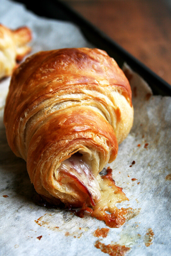 Layered with thin slices of prosciutto and batons of gruyère, this faux croissant dough produces crackly golden pastries with cheese oozing from the ridges and salty meat entwined in each flaky layer. The possibilities with this dough seem endless — croissants aux amandes, pain au chocolat, morning buns, plain croissants perhaps made for the sole purpose of making croissant bread pudding or French toast the following day? Perfect. // www.simonrockett.com 烤羊角面包火腿和奶酪。