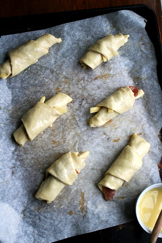 火腿和奶酪羊角面包,刷蛋汁。