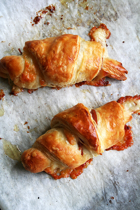 烤羊角面包在冰箱里一个晚上