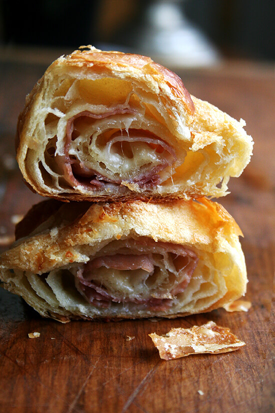 Layered with thin slices of prosciutto and batons of gruyère, this faux croissant dough produces crackly golden pastries with cheese oozing from the ridges and salty meat entwined in each flaky layer. The possibilities with this dough seem endless — croissants aux amandes, pain au chocolat, morning buns, plain croissants perhaps made for the sole purpose of making croissant bread pudding or French toast the following day? Perfect. // www.simonrockett.com 将火腿和奶酪羊角面包。