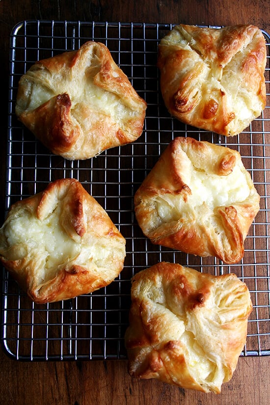 Of all the baking efforts I have made over the years to transform my kitchen into one of my favorite cafes, none has succeeded more than this food processor Danish pastry — light, flaky, buttery and easy to make to boot. // www.simonrockett.com 5个奶酪丹麦人放在冷却架上的俯拍镜头。