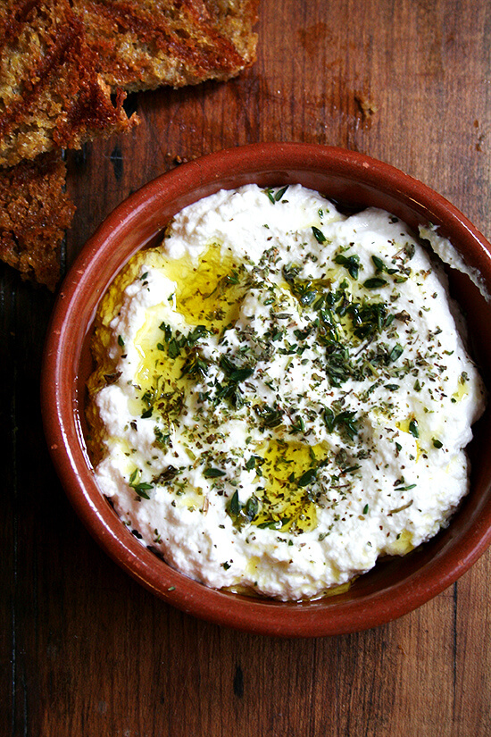 Fresh ricotta pairs so well with grilled bread -- there's something about the combination of cool and creamy with smoky and charred. These little embellishments go a long way, and if you've never tried any of them or haven't yet tried making homemade ricotta, try it now. // www.simonrockett.com 新鲜的意大利乳清干酪对这么好烤面包,有一些关于酷的组合和奶油,烟熏和烧焦的。这些小装饰品大有帮助,如果你从未尝试过的或还没有尝试自制意大利乳清干酪,现在试一试。/ / www.simonrockett.com