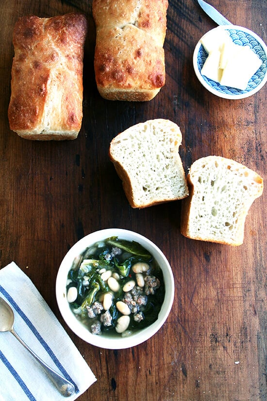This bone-warming, white bean soup derives its flavor from the classic Italian combination of greens and beans as well as spicy Italian sausage. Nothing could be more comforting than a big bowl of this soup with a hunk of crusty bread. // www.simonrockett.com 除了自制的农民面包,还有一碗白豆、香肠和丁香汤。