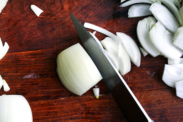 切好的洋葱放在板上。