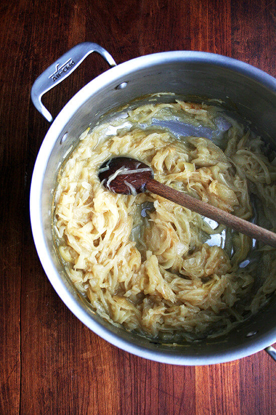 洋葱,在大锅里慢炖两小时后。