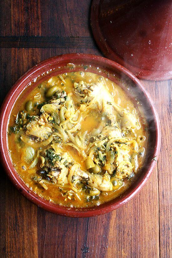 This chicken with preserved lemons and green olives, I can assure you, is plenty flavorful and colorful, too: the various spices in the ras-el-hanout, most likely the turmeric and paprika, imbue the dish with an inviting and appetizing yellow hue throughout. // www.simonrockett.com 这保存柠檬鸡和绿橄榄,我可以向你保证,是很多可口的多彩,:ras-el-hanout各种香料,最有可能姜黄和红辣椒,这道菜灌输一个邀请和开胃的黄色色调。/ / www.simonrockett.com