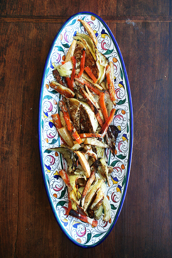 This dressing, a combination of tahini, olive oil, lemon juice and garlic, is the perfect accompaniment to roasted vegetables: from cauliflower to broccoli, carrots to parsnips, onions to cabbage. // www.simonrockett.com 这种酱汁由芝麻酱、橄榄油、柠檬汁和大蒜混合而成,是烤蔬菜的完美搭配:从花椰菜到西兰花,从胡萝卜到欧洲防风草,从洋葱到卷心菜。/ / www.simonrockett.com