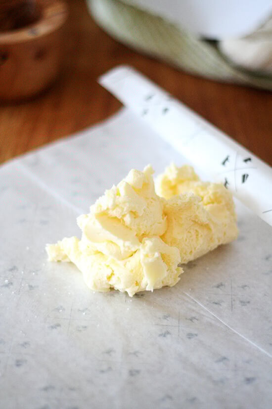 As with most homemade dairy experiments, the process of making homemade cultured butter is half the fun: watching the cream thicken on the countertop, seeing it separate into curds and buttermilk in the food processor, unwrapping the cheesecloth to reveal a rich, tangy mass. // www.simonrockett.com 如同大多数国产乳制品实验,自制的过程培养黄油是一半的乐趣:看灶台上的奶油增稠,看到它分离成凝乳和脱脂乳食品加工机,打开展示一个丰富的粗棉布,扑鼻的质量。/ / www.simonrockett.com