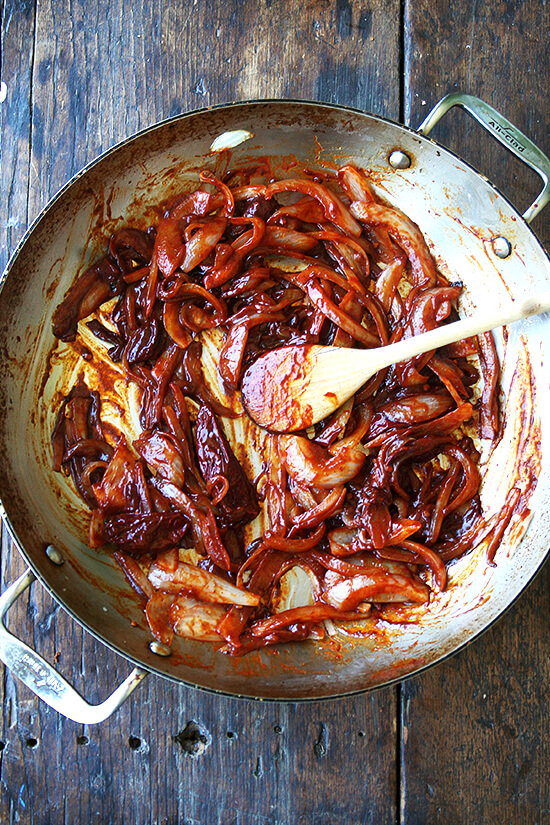 精通sautéed洋葱和墨西哥辣椒。