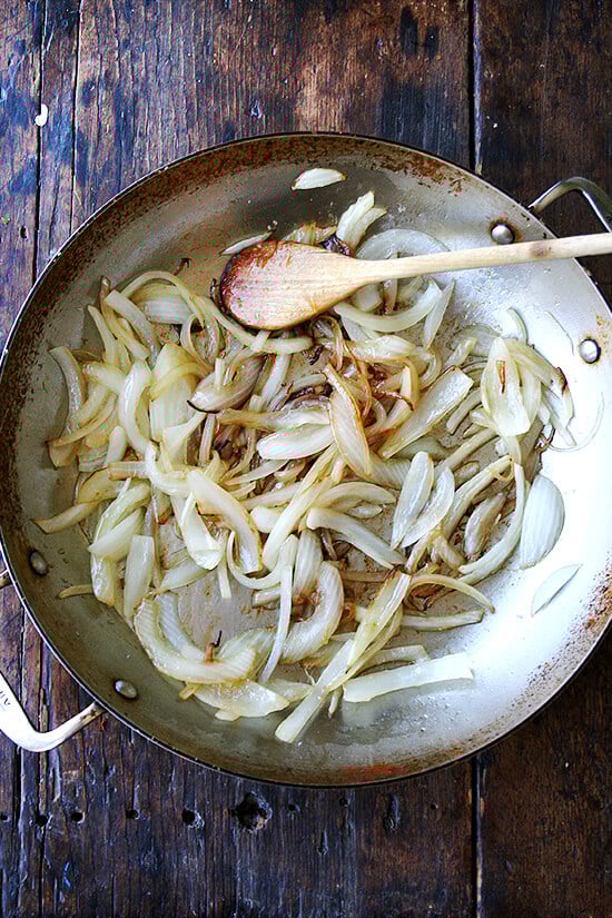 一个熟练的sautéed洋葱。