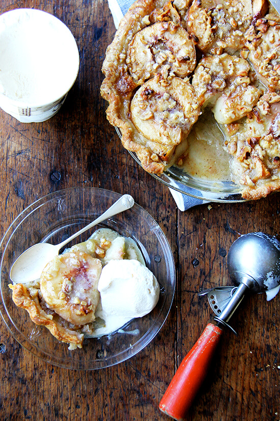 German peach pie, which may or may not be German at all, is like an open-faced pie made with four halved, peeled peaches topped with a butter-sugar-egg mixture and a small sprinkling of nuts. When it bakes, this vanilla custard bubbles around the peach halves, which, after the hour in the oven, become spoon tender and are utterly delicious. Vanilla ice cream is a must as is a crew to help polish off the spoils, though pie for breakfast isn't the worst thought either. // www.simonrockett.com 德国水蜜桃馅饼,这可能是也可能不是德国的,就像一个坦率的馅饼用四个减半,顶部设有一个butter-sugar-egg混合物削桃子和一个小的坚果。烘焙的时候,这个香草奶油泡沫在桃片,,一小时后在烤箱,成为勺子温柔,绝对美味。香草冰淇淋是一个必须是一个船员帮助波兰的战利品,虽然早餐派也不是最坏的思想。/ / www.simonrockett.com