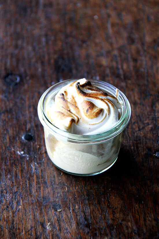 It turns out that meringue icing is the best fluff ever, and once it has been torched, it's as good as, if not better than, any campfire marshmallow you can imagine. Making fluff at home takes five minutes. It's as simple as whipping egg whites, sugar, cream of tartar, and salt over a double boiler until stiff peaks form, and then whipping in vanilla off the heat. That's it. // www.simonrockett.com 事实证明,蛋白糖霜是有史以来最好的绒毛,一旦它被点燃,它就和你能想象到的任何篝火棉花糖一样好,甚至更好。在家做绒毛只需要五分钟。这很简单,只需在双层锅炉上搅拌蛋白、糖、酒石和盐,直到形成硬峰,然后关火加入香草。就是这样。/ / www.simonrockett.com