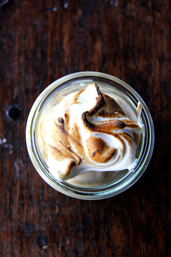 Bruléed自制的绒毛配上牛奶焦糖冰淇淋