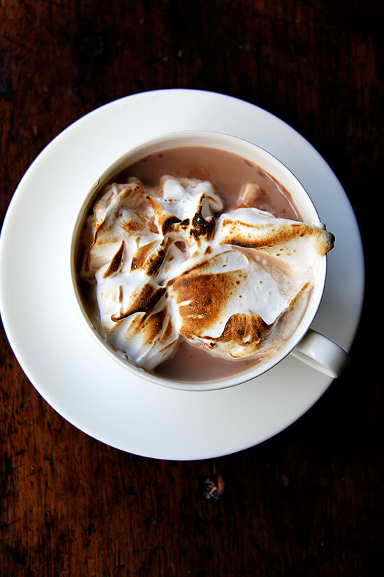 It turns out that meringue icing is the best fluff ever, and once it has been torched, it's as good as, if not better than, any campfire marshmallow you can imagine. Making fluff at home takes five minutes. It's as simple as whipping egg whites, sugar, cream of tartar, and salt over a double boiler until stiff peaks form, and then whipping in vanilla off the heat. That's it. // www.simonrockett.com 事实证明,蛋白糖霜是有史以来最好的绒毛,一旦它被点燃,它就和你能想象到的任何篝火棉花糖一样好,甚至更好。在家做绒毛只需要五分钟。这很简单,只需在双层锅炉上搅拌蛋白、糖、酒石和盐,直到形成硬峰,然后关火加入香草。就是这样。/ / www.simonrockett.com