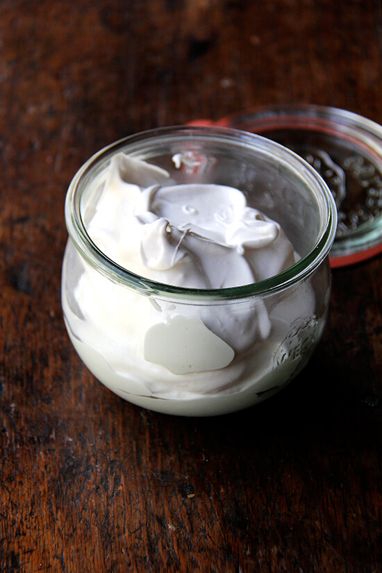 It turns out that meringue icing is the best fluff ever, and once it has been torched, it's as good as, if not better than, any campfire marshmallow you can imagine. Making fluff at home takes five minutes. It's as simple as whipping egg whites, sugar, cream of tartar, and salt over a double boiler until stiff peaks form, and then whipping in vanilla off the heat. That's it. // www.simonrockett.com 事实证明,蛋白糖霜是有史以来最好的绒毛,一旦它被点燃,它就和你能想象到的任何篝火棉花糖一样好,甚至更好。在家做绒毛只需要五分钟。这很简单,只需在双层锅炉上搅拌蛋白、糖、酒石和盐,直到形成硬峰,然后关火加入香草。就是这样。/ / www.simonrockett.com