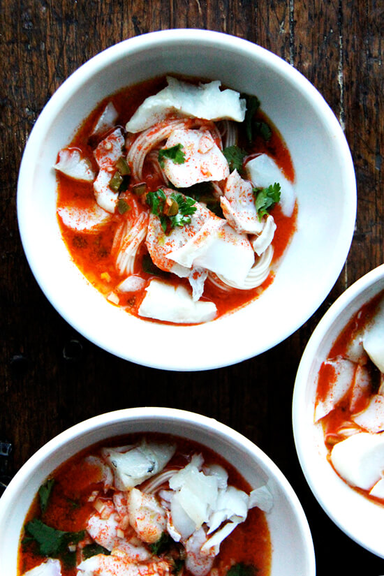 This carrot somen haddock soup is seasoned with lemongrass, chilies and lime, a recipe from a cookbook, The Chefs of the Times, I've had for years. The broth, which takes no time to make (if you own a juicer) tastes incredibly complex for containing so few ingredients, and thus far our favorite way to use it is with Japanese somen noodles, which cook in 3 minutes, and broiled haddock (so good! also sustainable and affordable). // www.simonrockett.com 这道胡萝卜索曼黑线鳕汤用柠檬草、辣椒和酸橙调味,这是一本烹饪书《时代厨师》(The Chefs of The Times)里的食谱,我已经吃了很多年了。这种肉汤制作起来很简单(如果你有榨汁机的话),但配料却很少,味道却非常复杂。到目前为止,我们最喜欢的做法是搭配日本的索门面,3分钟就能煮好,还有烤黑线鳕(太好吃了!也是可持续的和负担得起的)。/ / www.simonrockett.com