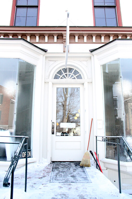 Vergennes Laundry is a wood-fired bakery located in a former laundromat in Vergennes, VT. This gem of a café is the kind of place you could lounge in all day, beginning with a latté and croissant, moving onto fresh-squeezed orange juice and cheddar-and-tarragon gougères, finishing with an espresso and chocolate crème fraîche truffle. Every bite will kindle dreams of opening up your own Vergennes Laundry, which your town so desperately needs. // www.simonrockett.com Vergennes Laundry是一家以柴火为原料的面包店,位于佛蒙特州Vergennes的一家自助洗衣店旧址。这家café的精品店是那种你可以在里面呆上一整天的地方,开始是latté和羊角面包,然后是鲜榨橙汁和切达干酪和龙蒿gougères,最后是浓缩咖啡和巧克力crème fraîche松露。每一口都会点燃你的梦想开一家自己的维尔热纳洗衣店,这是你的小镇迫切需要的。/ / www.simonrockett.com