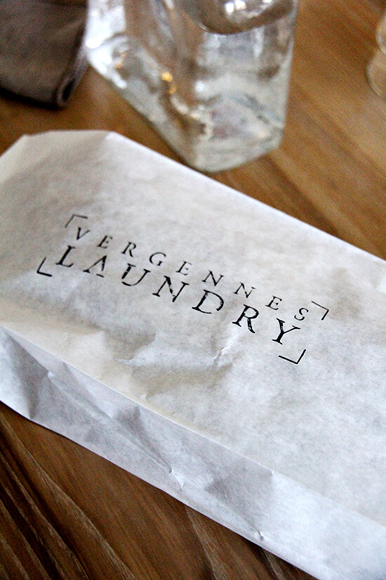 Vergennes Laundry is a wood-fired bakery located in a former laundromat in Vergennes, VT. This gem of a café is the kind of place you could lounge in all day, beginning with a latté and croissant, moving onto fresh-squeezed orange juice and cheddar-and-tarragon gougères, finishing with an espresso and chocolate crème fraîche truffle. Every bite will kindle dreams of opening up your own Vergennes Laundry, which your town so desperately needs. // www.simonrockett.com Vergennes Laundry是一家以柴火为原料的面包店,位于佛蒙特州Vergennes的一家自助洗衣店旧址。这家café的精品店是那种你可以在里面呆上一整天的地方,开始是latté和羊角面包,然后是鲜榨橙汁和切达干酪和龙蒿gougères,最后是浓缩咖啡和巧克力crème fraîche松露。每一口都会点燃你的梦想开一家自己的维尔热纳洗衣店,这是你的小镇迫切需要的。/ / www.simonrockett.com