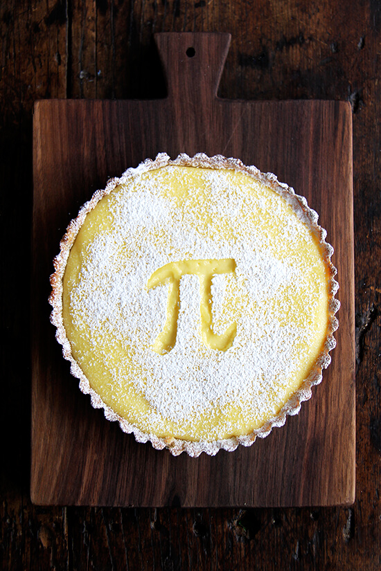 What to do with a case full of Meyer lemons in March? How about a delicious lemon tart made with lemon cream in a tart shell? Yum. // www.simonrockett.com 如何处理案件充满了梅尔柠檬3月吗?如何一个美味的柠檬挞用柠檬奶油蛋挞壳?百胜。/ / www.simonrockett.com