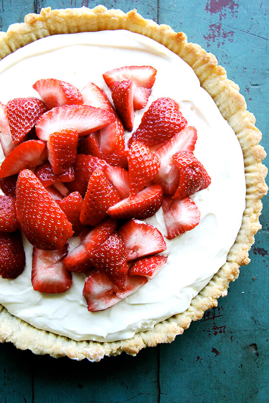 I have made this strawberry mascarpone tart several times with a lemony, sweetened mascarpone topped with fresh berries. This is the only pastry crust I will make all summer long in my hot kitchen, on my unforgiving countertops, with my warm, clammy hands. Sayonara rolling pin, see you in the fall. // www.simonrockett.com 我已经做了这个草莓奶酪馅饼几次柠檬,加糖的马斯顶部放上新鲜的浆果。这是唯一的糕点壳,我必使整个夏天在我热厨房,无情的台面,用我的温暖,湿冷的手。再会擀面杖,看到你在秋天。/ / www.simonrockett.com
