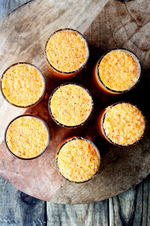 This peach bellini recipe is made by throwing whole peaches, skins and all, into the blender. It is a breeze to throw together and tastes light, summery and refreshing — maybe something festive to consider this weekend? // www.simonrockett.com 这桃子贝里尼食谱是由投掷整个桃子,皮肤,进搅拌器。是微风扔在一起,口味轻,夏天的清凉,也许一些节日考虑这个周末?/ / www.simonrockett.com