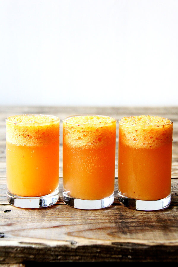 This peach bellini recipe is made by throwing whole peaches, skins and all, into the blender. It is a breeze to throw together and tastes light, summery and refreshing — maybe something festive to consider this weekend? // www.simonrockett.com 这桃子贝里尼食谱是由投掷整个桃子,皮肤,进搅拌器。是微风扔在一起,口味轻,夏天的清凉,也许一些节日考虑这个周末?/ / www.simonrockett.com