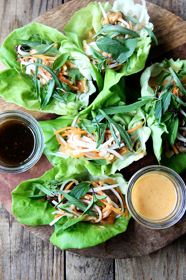 I love this peanut sauce, one I have made a number of times over the years, for its versatility: for chicken satay, lettuce wraps, and fresh spring rolls. It, along with copious amounts of Thai basil, even transforms tofu. // www.simonrockett.com 我爱这个花生酱,我已经多次在过去的几年里,它的多功能性:鸡肉沙爹,生菜包裹,和新鲜的春卷。,随着大量的泰国罗勒,甚至将豆腐。/ / www.simonrockett.com