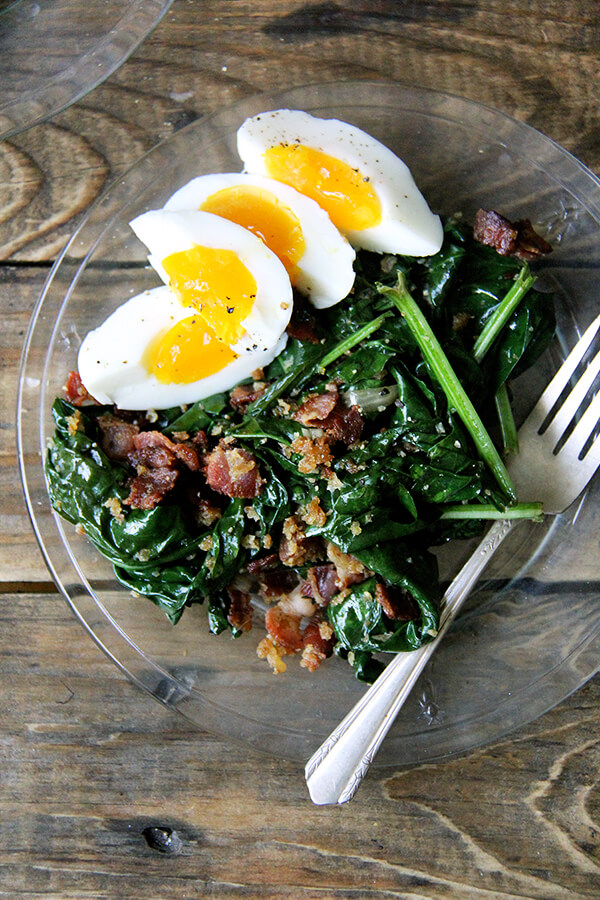 This warm spinach salad calls for gently wilting the spinach in a stainless steel bowl set over simmering water. Cool, right? And bacon and breadcrumbs make everything better. Am I right? // www.simonrockett.com 温暖一盘菠菜沙拉与熏肉和面包屑。