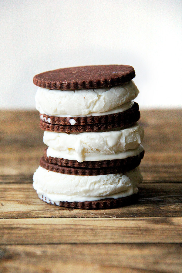 Even in soft-batch form, these ice cream sandwiches shine, their deep cocoa flavor permeating every bite, their yielding texture preventing the ice cream from squirting out the sides. Once assembled, these sandwiches benefit from a brief chilling in the freezer to set up, but as far as I can tell, there's no wrong way to eat ice cream's favorite cookie...or something like that? // www.simonrockett.com 即使是软质的三明治,这些冰淇淋三明治也闪闪发光,每一口都渗透着浓郁的可可味,柔软的质地防止了冰淇淋从侧面喷出来。一旦组装好,这些三明治就会在冰箱里短暂冷却一下,但就我所知,吃冰淇淋最喜欢的饼干没有错误的方法……或者类似的东西?/ / www.simonrockett.com