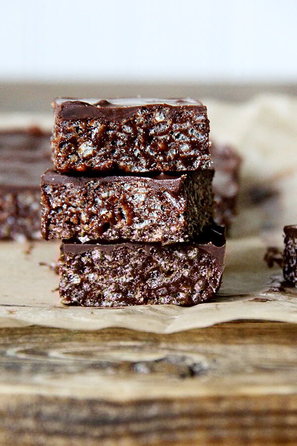 What happens when your favorite childhood dessert grows up, goes to college, and joins a commune, hippie crispy treats take 10 minutes to assemble, call for healthy-ish ingredients, and are completely irresistible. // www.simonrockett.com 当你最喜欢的童年甜点长大了,上了大学,加入了一个公社,嬉皮士的脆皮点心只需要10分钟就能做好,需要健康的食材,而且完全无法抗拒。/ / www.simonrockett.com