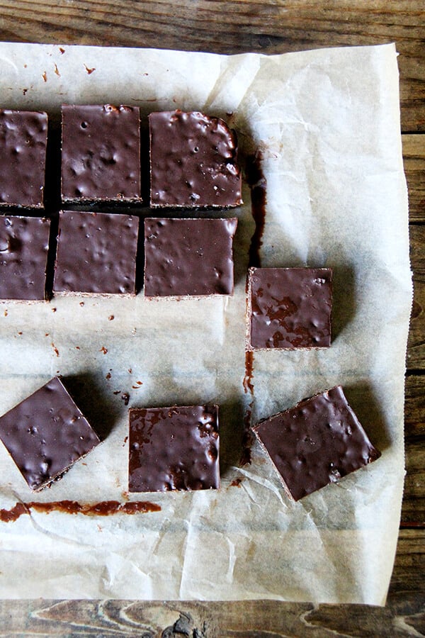 What happens when your favorite childhood dessert grows up, goes to college, and joins a commune, hippie crispy treats take 10 minutes to assemble, call for healthy-ish ingredients, and are completely irresistible. // www.simonrockett.com 当你最喜欢的童年甜点长大了,上了大学,加入了一个公社,嬉皮士的脆皮点心只需要10分钟就能做好,需要健康的食材,而且完全无法抗拒。/ / www.simonrockett.com