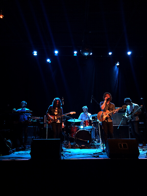 Friends, I am so proud of my baby bro (the drummer) — Tumbleweed Wanderers are amazing! It's impossible not to listen to their songs more than once. But there are so many good songs on the album. // www.simonrockett.com 朋友,我很自豪我的宝贝弟弟(鼓手)——风滚草流浪者是惊人的!不可能不止一次不听他们的歌曲。但是有很多好的歌曲专辑。/ / www.simonrockett.com