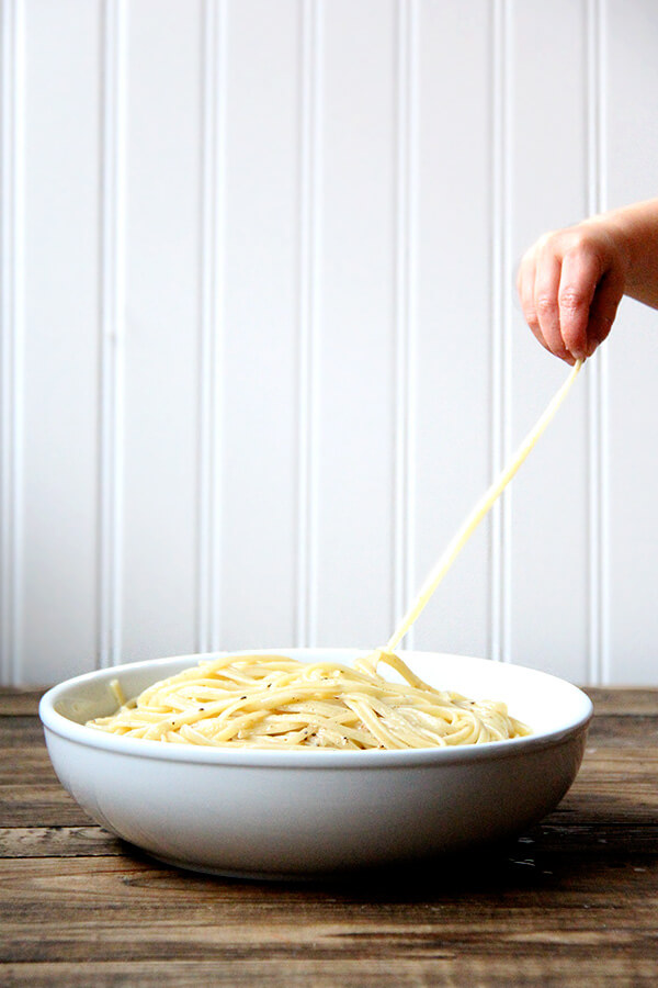 Cacio e pepe, a classic Italian dish, relies on starchy pasta cooking water to form a creamy emulsion with butter and cheese, often Parmigiano Reggiano and Pecorino Romano, and it couldn't be more delicious or simple. I like simple. // www.simonrockett.com Cacio e pepe是一道经典的意大利菜,依靠淀粉烹制意大利面的水与黄油和奶酪形成奶油状的乳液,通常是帕尔马雷吉亚诺和佩科里诺罗马诺,它不能更美味或简单。我喜欢简单。/ / www.simonrockett.com