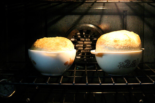 烤面包在烤箱的耐热玻璃碗