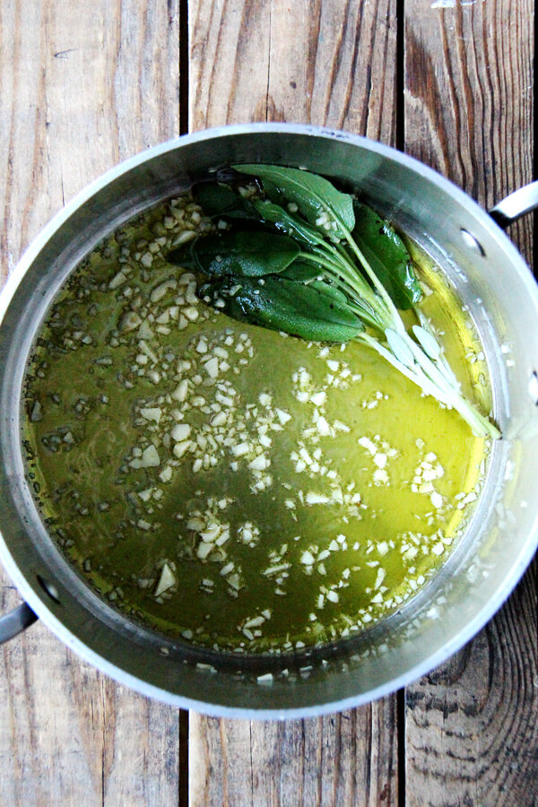 大蒜和鼠尾草在一个平底锅