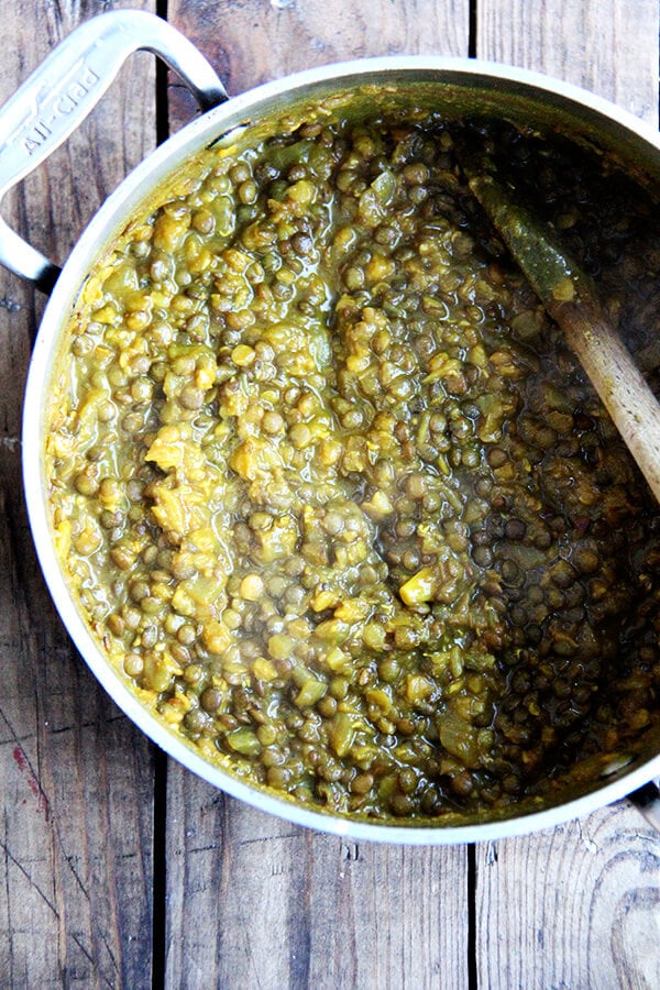 This two-lentil dal is delicious and couldn't be simpler to throw together: sweat an onion, add spices (cumin, coriander fennel, turmeric and crushed red pepper flakes) and lentils, cover with water, simmer until done. The result, a happy mix of creamy and chunky, like a partially puréed soup, will be very welcomed at the table. // www.simonrockett.com 这道含有两种扁豆的木豆非常美味,而且做起来再简单不过了:把洋葱煮熟,加入香料(孜然、香菜、茴香、姜黄和碎红辣椒片)和扁豆,加水,小火煮熟。结果,奶油和块状的混合,就像部分puréed汤,将在餐桌上非常受欢迎。/ / www.simonrockett.com