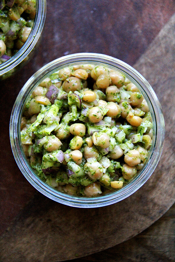 In this in-between season of foods, when the comforts of winter have lost some of their appeal yet spring fare still feels months away, this simple salad of chickpeas with cilantro-lime dressing couldn't have tasted more refreshing. // www.simonrockett.com 一罐香菜酸橙鹰嘴豆。