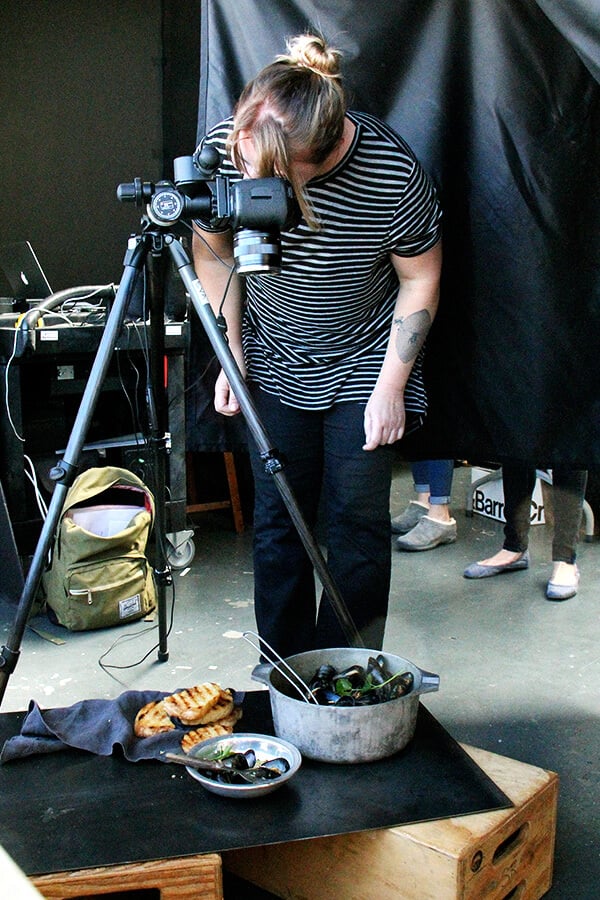 Have you ever wondered what it's like on the set of a cookbook photo shoot? I had no idea before this past March, when I spent 10 days with my mother in Oakland for the Bread Toast Crumbs shoot. I wrote about the whole process — finding a photographer, creating the mood board and shot list, and the day-to-day events at the studio in Emeryville. // www.simonrockett.com 你有没有想过是什么样子的设定食谱拍照吗?我不知道今年3月前,当我和我的母亲花了10天在奥克兰的面包烤面包屑拍摄。我写了整个过程,找到一个摄影师,营造气氛,列表,并在维尔工作室的日常事件。/ / www.simonrockett.com