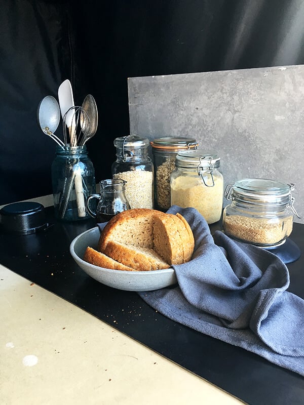 Have you ever wondered what it's like on the set of a cookbook photo shoot? I had no idea before this past March, when I spent 10 days with my mother in Oakland for the Bread Toast Crumbs shoot. I wrote about the whole process — finding a photographer, creating the mood board and shot list, and the day-to-day events at the studio in Emeryville. // www.simonrockett.com 你有没有想过是什么样子的设定食谱拍照吗?我不知道今年3月前,当我和我的母亲花了10天在奥克兰的面包烤面包屑拍摄。我写了整个过程,找到一个摄影师,营造气氛,列表,并在维尔工作室的日常事件。/ / www.simonrockett.com