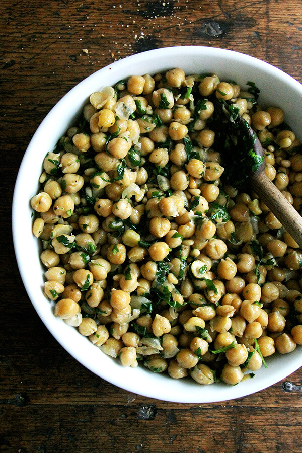 This recipe for chickpea saute with basil and pine nuts is inspired by the beautiful basil that has been arriving in our CSA: sweat garlic in extra-virgin olive oil, add cooked chickpeas, toasted pine nuts, and lots of salt, pepper, and chopped basil; sauté briefly; and serve immediately. Last Friday evening, a few friends came over for dinner, and we ate these chickpeas with grilled whole Branzino, focaccia, and a simple salad — it was a nice summer meal. // www.simonrockett.com 罗勒和松子炒鹰嘴豆的食谱灵感来自于我们CSA的美丽的罗勒:用特级初榨橄榄油泡大蒜,加入煮好的鹰嘴豆,烤过的松子,大量的盐,胡椒和切碎的罗勒;炒短暂;马上上菜。上周五晚上,几个朋友过来吃晚饭,我们吃了这些鹰嘴豆配烤全布兰奇诺、佛卡夏面包和一份简单的沙拉——这是一顿美味的夏日大餐。/ / www.simonrockett.com