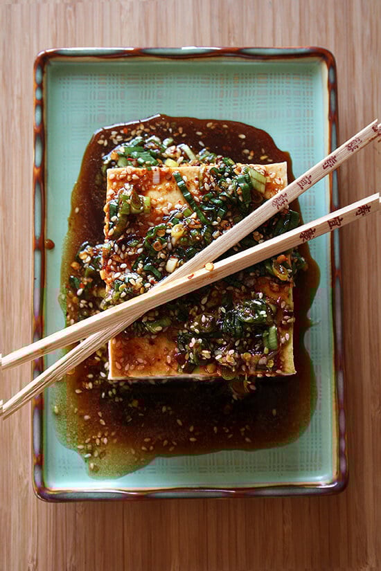 This baked tofu has a simple preparation, which calls for making a four-ingredient dressing, and results in nicely textured and completely tasty tofu—crispy edges, custardy centers, sesame-soy flavor throughout. // www.simonrockett.com 芝麻汁豆腐盘。