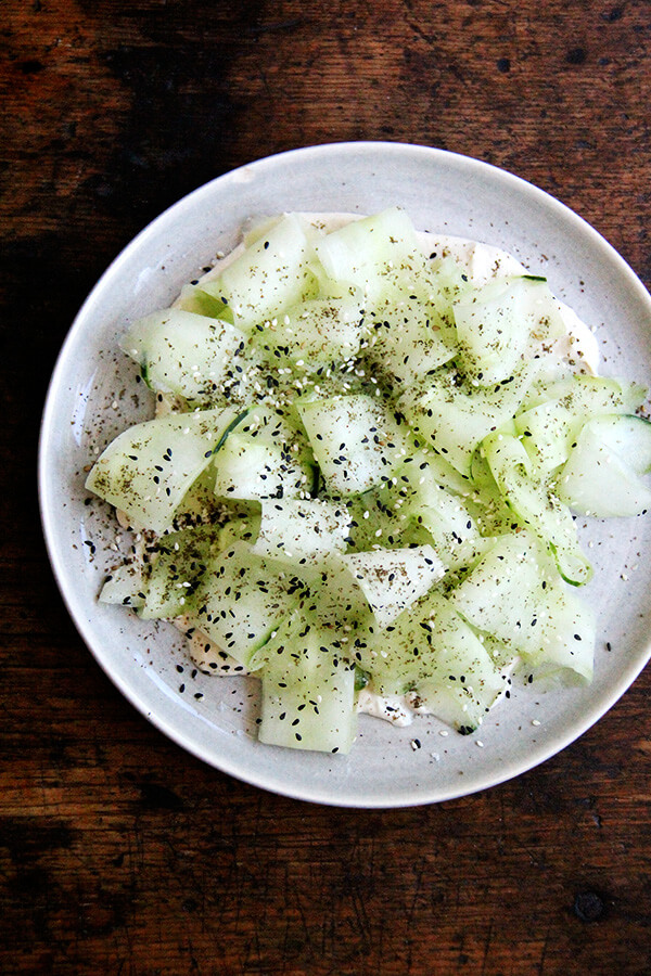 This cucumber salad with tahini-yogurt sauce essentially is a no-cook meal, a refreshing salad to make good use of those cool summer cucs, which might just be arriving in droves. I serve it along side broiled slices of ciabatta. Yum. // www.simonrockett.com 不用煮猪粮的tahini-yogurt黄瓜沙拉酱本质上是一个吃饭,一个令人耳目一新的沙拉充分利用那些凉爽的夏季cuc的,这可能是成群结队地到达。我把它烤片ciabatta旁边。百胜。/ / www.simonrockett.com
