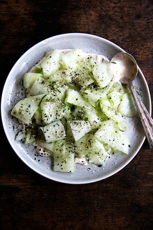 This cucumber salad with tahini-yogurt sauce essentially is a no-cook meal, a refreshing salad to make good use of those cool summer cucs, which might just be arriving in droves. I serve it along side broiled slices of ciabatta. Yum. // www.simonrockett.com 不用煮猪粮的tahini-yogurt黄瓜沙拉酱本质上是一个吃饭,一个令人耳目一新的沙拉充分利用那些凉爽的夏季cuc的,这可能是成群结队地到达。我把它烤片ciabatta旁边。百胜。/ / www.simonrockett.com