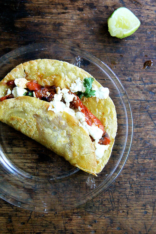 With a stash of peppers in the fridge, these roasted red pepper wraps come together in no time, and they're as easy to make for one as for a crowd. They're what I've been relying on as my motivation to do anything, namely cook, wanes with every degree out there it climbs. // www.simonrockett.com 冰箱里的辣椒,这些烤红辣椒包装在没有时间聚在一起,和他们一样容易让一个人群。他们是我一直依赖我的动机去做任何事情,即厨师,与每个程度减弱它爬。/ / www.simonrockett.com