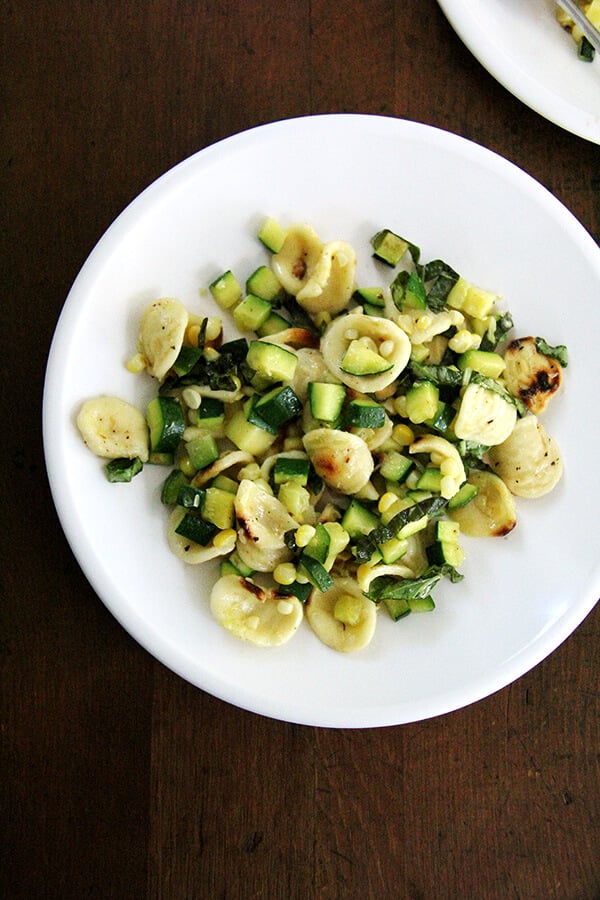 This recipe calls for toasted orecchiette in a hot skillet in a little bit of olive oil. It's a simple step, but one that provides this zucchini and corn pasta with a little more texture, color, and flavor. // www.simonrockett.com 这个食谱要求热锅中烤orecchiette一点橄榄油。这是一个简单的步骤,但这西葫芦和玉米面食提供了更多的纹理,颜色和味道。/ / www.simonrockett.com