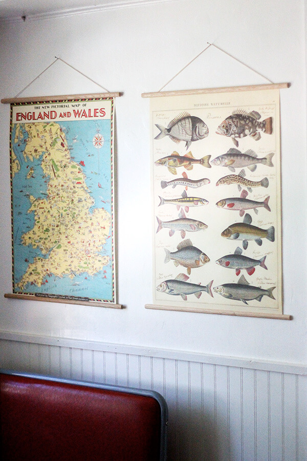 These art framing kits come in two formats, horizontal and vertical, and each set comes with a nail (so handy!) and wooden dowels (halved to allow them to rest flush against the wall) with peel-off adhesive tape, which you stick directly to your poster. I love the simple design. // www.simonrockett.com 这些艺术框架包有两种格式,水平和垂直,并且每组有一个钉(方便!)和木销子(减半,允许他们休息平靠在墙上)剥离胶带,你直接把你的海报。我喜欢简单的设计。/ / www.simonrockett.com