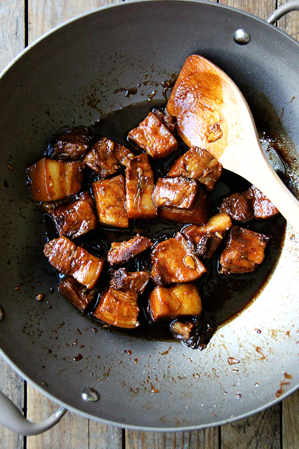 This glazed pork belly with tender cubes of pork in a rich, sweet sauce comes together quite simply. Parboil the meat. 2. Melt sugar in a little bit of water until it begins to caramelize. 3. Glaze the meat in this caramelizing sugar. 4. Add aromatics and some liquids and cook until done. // www.simonrockett.com 这釉面与温柔的立方体的猪肉五花肉丰富,甜的酱汁是很简单。煮半熟的肉。2。糖融化一点点水,直到它开始融化。3所示。釉的肉翻炒蔬菜糖。4所示。添加香料和一些液体和煮熟。/ / www.simonrockett.com
