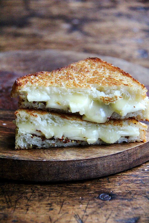 This apple, cheddar, mustard sandwich is easy to whip up, satisfying, and will not last long on any plate. // www.simonrockett.com 这款苹果、切达干酪、芥末三明治很容易做,令人满意,放在任何盘子里都不会太久。/ / www.simonrockett.com